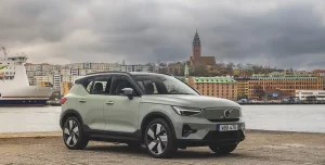 Side view of the Volvo 2024 XC40 Recharge.